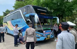 Petugas sedang melakukan pemeriksaan bus pariwisata. (Sumber: ayobandung.com | Foto: Muslim Yanuar)