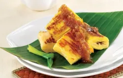 Populer di Bandung sejak 1930, Colenak Tapai Pisang menyajikan perpaduan tapai singkong dan pisang tanduk panggang dengan saus gula merah kelapa, nikmat disantap hangat bersama teh panas. (Sumber: Dokumentasi Primarasa)