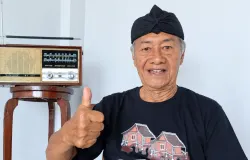 Sosok Mang Jaya, maestro dongeng Sunda yang telah puluhan tahun menghidupkan tradisi mendongeng dan memperkenalkan kekayaan cerita Sunda kepada lintas generasi. (Sumber: Istimewa)