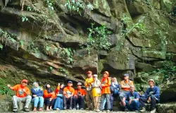 Dinding lembah di sisi timur Curug Putri, berupa susunan batutemplek, lava yang membeku dari aliran Gunung Gegerhalang peruode ke-2. (Foto: T Bachtia)