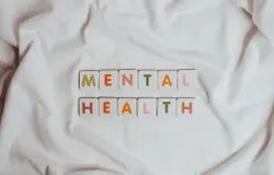 Di tengah kelelahan konten mental health medsos, radio bertransformasi jadi ruang konseling terapeutik. (Sumber: Pexels | Foto: Vie Studio)
