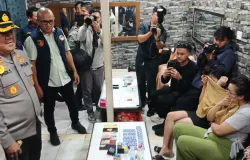 Polisi melakukan razia narkoba di Saritem. (Sumber: ayobandung.com | Foto: Gilang Fathu Ramadhan)