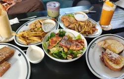 Menu Aksa Cafe Cirebon (11/10/2026). (Sumber: Dokumentasi Penulis | Foto: Dias Ashari)