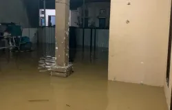 Kondisi rumah di Gang Awug, Katapang, setelah banjir semalam akibat luapan Citarum. Air coklat masih menggenang di dalam rumah. (Sumber: Dokumentasi Warga)