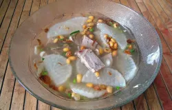 Soto Bandung, soto khas Bandung berbahan dasar daging sapi tanpa santan yang disajikan unik dengan lobak dan kedelai goreng. (Sumber: Wikimedia Commons | Foto: Gunawan Kartapranata)