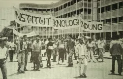 Pawai ITB Tahun 1966 di Jl. Asia Afrika Bandung (Sumber: Buku Mereka Dari Bandung: Pergerakan Mahasiswa Bandung 1960-1967)