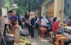 Trotoar depan pagar SPOrT Jabar, Pacuan Kuda di penuhi pedagang kaki lima. (Sumber: Pribadi | Foto: Marsya Laura Humaira)