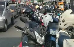 Kondisi parkir liar sepeda motor di bahu jalan depan Pasar Ujungberung yang menyebabkan penyempitan jalan. (Foto: Rahayu)