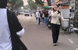 Mahasiswa terpaksa berjalan di bahu jalan,karena trotoar yang tidak layak digunakan disekitar gerbang UIN Bandung Kampus 1. (Foto: Risa Aulia Rahma)