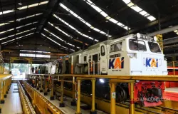Pekerja melakukan perawatan lokomotif di Depo Lokomotif Daop 2, Kota Bandung, Selasa 19 Maret 2024. (Sumber: Ayobandung | Foto: Irfan Al-Faritsi)