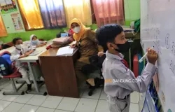 Ilustrasi guru dan siswa di ruang kelas sekolah. (Sumber: Ayobandung | Foto: Irfan Al-Faritsi)