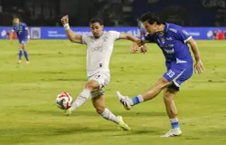 Thom Haye dalam sebuah pertandingan. (Sumber: ayobandung.com | Foto: Irfan Al-Faritsi)