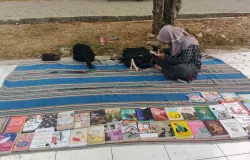 Baca Buku Gratis di Alun-Alun Palimanan Cirebon. (Sumber: Dokumentasi Penulis | Foto: Dias Ashari)