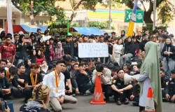 Aksi mahasiswa Universitas Pasundan (Unpas) Bandung terkait dugaan kekerasan seksual oleh oknum dosen. (Sumber: ayobandung.com | Foto: Gilang Fathu Ramadhan)