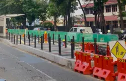 Suasana pembangunan halte on-corridor BRT Bandung Raya di Jalan Ahmad Yani Cicadas, Kota Bandung, Kamis (15/10/2026) sore. (Sumber: Dokumentasi Pribadi | Foto: Sarah Annisa Fadhila)