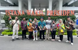 Para pemandu CV Shakha Pesona dalam pemanduan SMP Athirah Makassar. (Foto: Malia)