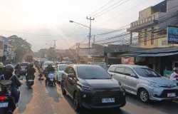 Kondisi lalu lintas di jalur Cibiru-Cileunyi saat jam sibuk sore, pukul 16.40 WIB. (Sumber: Sumber: Dok. Pribadi | Foto: Adisty Dhona Restu Ramadhani)