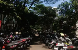 Suasana salah satu parkiran UIN SGD Bandung Kampus 1 di siang hari, Selasa (5/5/2026). (Foto: Meyliana Sofiyanti)