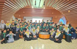 Foto bersama guru, siswa kelas 6 saat mengikuti Al-Amanah Spiritual Camp di Al Jabbar, Jumat-Sabtu. (16-17/10/2026). (Sumber: Grup WAG Kelas 6)