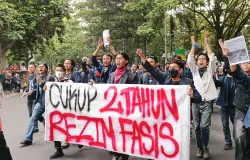 Mahasiswa melakukan aksi protes dua tahun kepemimpinan Presiden RI Prabowo Subianto. (Sumber: ayobandung.com | Foto: Gilang Fathu Ramadhan)
