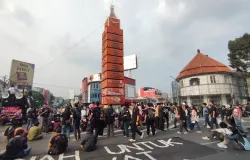 Massa yang terdiri dari mahasiswa dan elemen masyarakat menggelar demo di sekitar Tugu Simpang Lima, Kota Bandung, pada Selasa (20/10/2026) sore (Sumber: ayobandung.com | Foto: Rachmadi Rasyad)