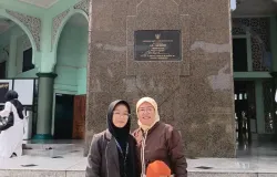 Status WhatsApp Istri, "Alhamdulillah masih bisa ketemu walaupun cuma 1 jam" Masjid Raya Al-A'zhom Kota Tangerang, Kamis (22/10/2026). (Sumber: Istimewa)
