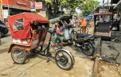 Sejumlah pengemudi becak konvensional dan becak listrik menunggu penumpang di Jalan Baranangsiang, Kota Bandung, Jawa Barat, Sabtu 10 Oktober 2026. (Sumber: Ayobandung.com/Irfan Al-Faritsi)