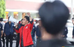 Aksi unjuk rasa BEM SI Jawa Barat di Kota Bandung, Selasa 13 Oktober 2026. Mahasiswa menyoroti sejumlah persoalan negara, salah satunya kebakaran hutan. (Sumber: ayobandung.id | Foto: Irfan Al Faritsi)