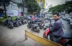 Ilustrasi lahan parkir sepeda motor. (Sumber: ayobandung.com | Foto: Kavin Faza)