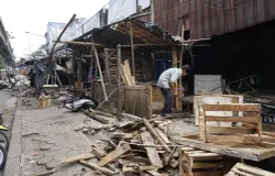 Puluhan pedagang di kawasan Pasar Kiaracondong membongkar bangunan yang ditempati secara mandiri, Senin, 12 Oktober 2026. (Sumber: Dok. Pemkot Bandung)