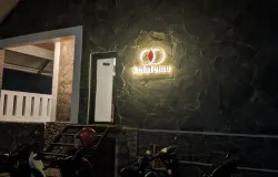 Tampak depan Kalatemu dengan logo kafe yang menjadi identitas tempat tersebut di Jalan Manisi, Cibiru, Bandung. (Sumber: Dokumentasi Pribadi | Foto: Yuhan Safarah)