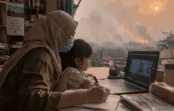 Ilustrasi Perempuan mendampingi anaknya belajar. (Sumber: Generated AI)