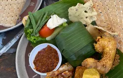 Hidangan yang di balut kearifan lokal. (Foto: Zahra Rihhadatul Aisy)