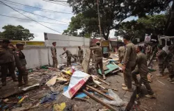Petugas Satpol PP Kota Bandung melakukan penertiban bangunan liar di atas trotoar. Hal tersebut sebagai upaya lanjutan dalam pembenahan PKL di Kota Bandung. (Sumber: ayobandung.com | Foto: Muslim Yanuar)