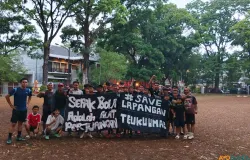 Pengguna Lapangan Teuku Umar membentangkan spanduk penolakan terhadap rencana revitalisasi yang dinilai berpotensi mengurangi ruang kebersamaan warga di Kecamatan Coblong, Kota Bandung. (Sumber: ayobandung.id | Foto: Gilang Fathun Romadhan)