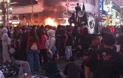 Aksi aliansi masyarakat sipil dan mahasiswa Bandung dalam memperingati 2 tahun rezim Prabowo-Gibran. (Foto: Abah Omtris)