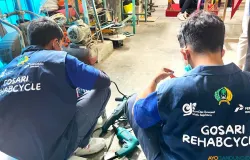 Warga binaan SS dan FH membuat kerajinan dari bahan daur ulang sampah di Rutan Kelas IIB Bantul, Daerah Istimewa Yogyakarta, Jumat 11 September 2026. (Sumber: ayobandung.id | Foto: Arif Budianto)