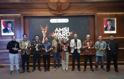 Para pemenang di malam penghargaan AMSI Awards 2026 berpose bersama setelah acara, di Gedung Negara Grahadi, Surabaya, Jawa Timur, Kamis (29/10/2026) malam WIB. (Sumber: ayobandung.id | Foto: Irfan Al Faritsi)