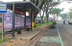 Halte bus yang berfungsi sebagai tempat pemberhentian angkutan umum di kawasan hunian. (Foto: Angga Marditama Sultan Sufanir)
