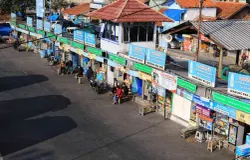Suasana warung di Terminal Cicaheum, Kota Bandung. (Sumber: AyoBandung | Foto: Irfan Al Faritsi)