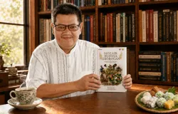 Badiatul Muchlisin Asti sebagai penyunting buku menunjukkan buku berjudul "Mozaik Budaya Grobogan: Jejak Sejarah, Ritual, dan Legenda yang Abadi dalam Ingatan". (Sumber: Dokumentasi Penulis | Foto: Generate AI)