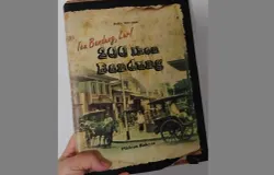 Sebuah buku yang berjudul 200 ikon Bandung. (Sumber: Malia Nur Alifa)