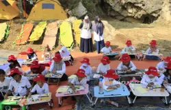 Puluhan anak tingkat TK dan SD mengikuti lomba mewarnai yang digelar di kawasan Tebing Pabeasan 125, Padalarang, Kabupaten Bandung Barat, Kamis 27 Agustus 2026. (Sumber: Ayobandung | Foto: Irfan Al-Faritsi)