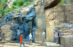 Batutemplek Cisanggarung merupakan lava yang melembar. (Sumber: Herlina)
