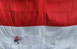 Pegiat panjat tebing berkostum spiderman mengibarkan bendera Merah Putih raksasa di Tebing Hawu, Kampung Cidadap, Desa Padalarang, Kecamatan Padalarang, Kabupaten Bandung Barat, Senin 17 Agustus 2026. (Sumber: Ayobandung | Foto: Irfan Al-Faritsi)