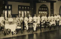 Momen pelayanan hidangan Rijsttafel bagi para tamu di Hotel Homann, Bandung, sekitar tahun 1933. (Sumber: KITLV)