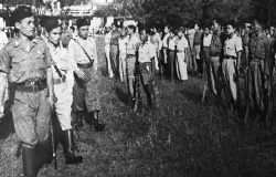 Komandan Divisi Siliwangi Abdul Haris Nasution dalam parade TNI di Purwakarta, 17 Januari 1947. (Sumber: Perpustakaan Nasional)
