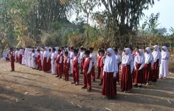 Sekelompok siswa sedang melakukan upacara. (Sumber: ayobandung.com | Foto: Mildan Abdalloh)