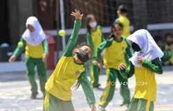 Sejumlah siswa mengenakan masker saat mengikuti kegiatan belajar mengajar di SD Negeri 132 Cihaurgeulis, Jalan Surapati, Kota Bandung, Senin 7 September 2026. (Sumber: Ayobandung.com | Foto: Irfan Al-Faritsi)