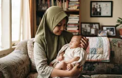 Ilustrasi adopsi bayi dalam sebuah keluarga (Sumber: dokpri dengan bantuan Gemini | Foto: Sri Maryati)